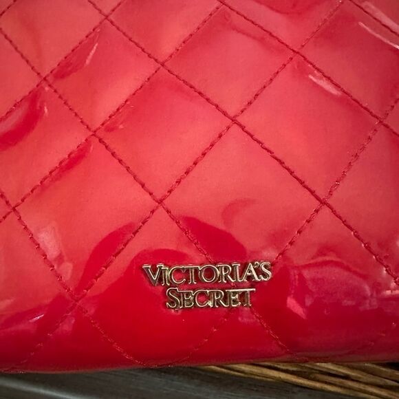 Victoria’s Secret Red Quilted Makeup Cosmetic Travel Bag - Picture 4 of 9